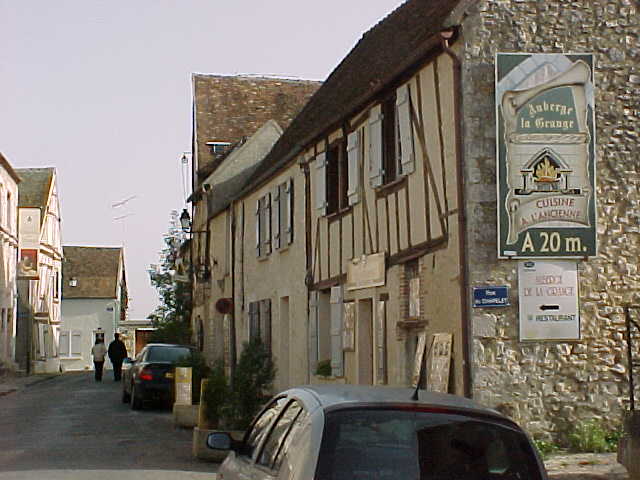 217 - AUTRE ASPECT DE LA RUE ET AFFICHE DU RESTAURANT.jpg